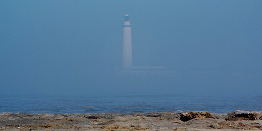 Faro nella nebbia spiaggia di Pozzitello o Puzziteddu