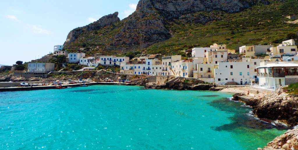 Sicilia occidentale in estate: isola Levanzo