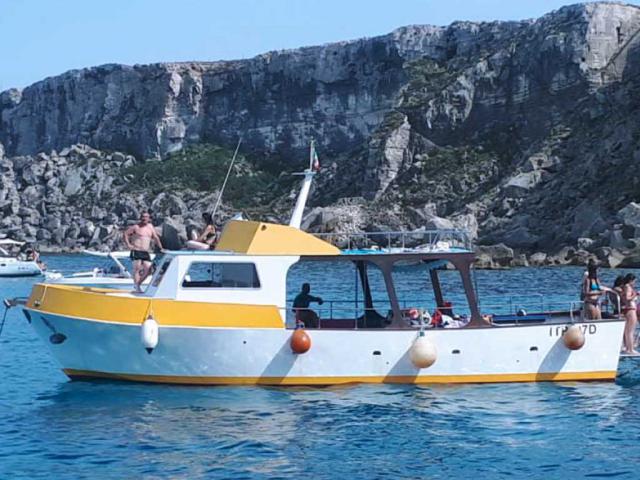 Barca Venere gialla e bianca di Egadi Charter per tour delle Egadi da Marsala